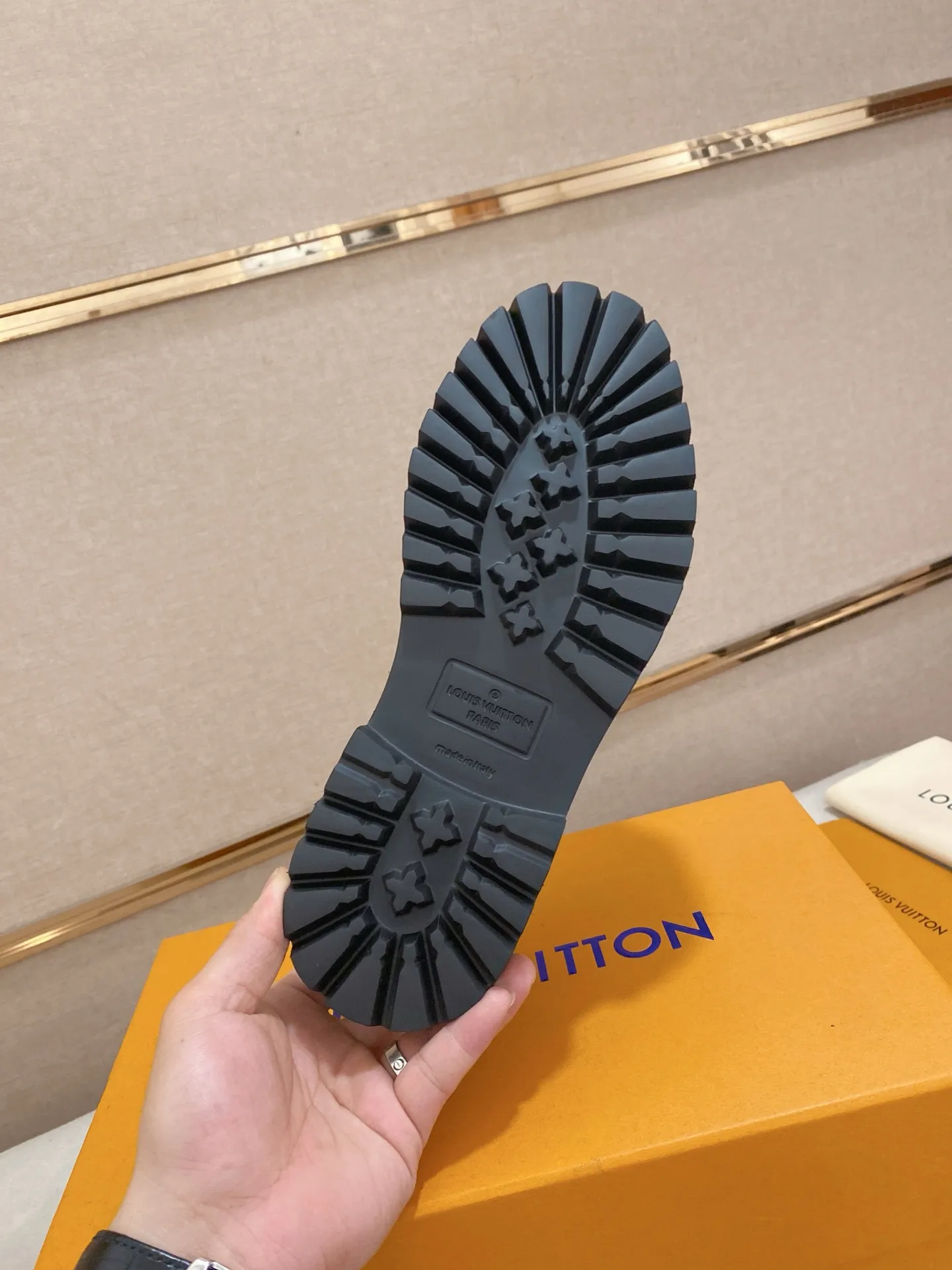 Men's shoes💰 580💰🌲 LV's top 🔍🔍 new men's leather shoes 🚹 are on sale at the same time at counters ⚠The uppers are imported cowhide from Italy, the entire imported cowhide lining, imported accessories 💪💪, completely 1⃣️ to 1⃣️ replica 🇮🇹💪 💪, ⚠Sole: The original sole is specially provided by the original factory, the exclusive movable molded sole is super comfortable, ⚠The original factory follows the order, 🔍🔍high quality, you can enter and exit the counter at will, welcome to compare⚠Size: 38-45